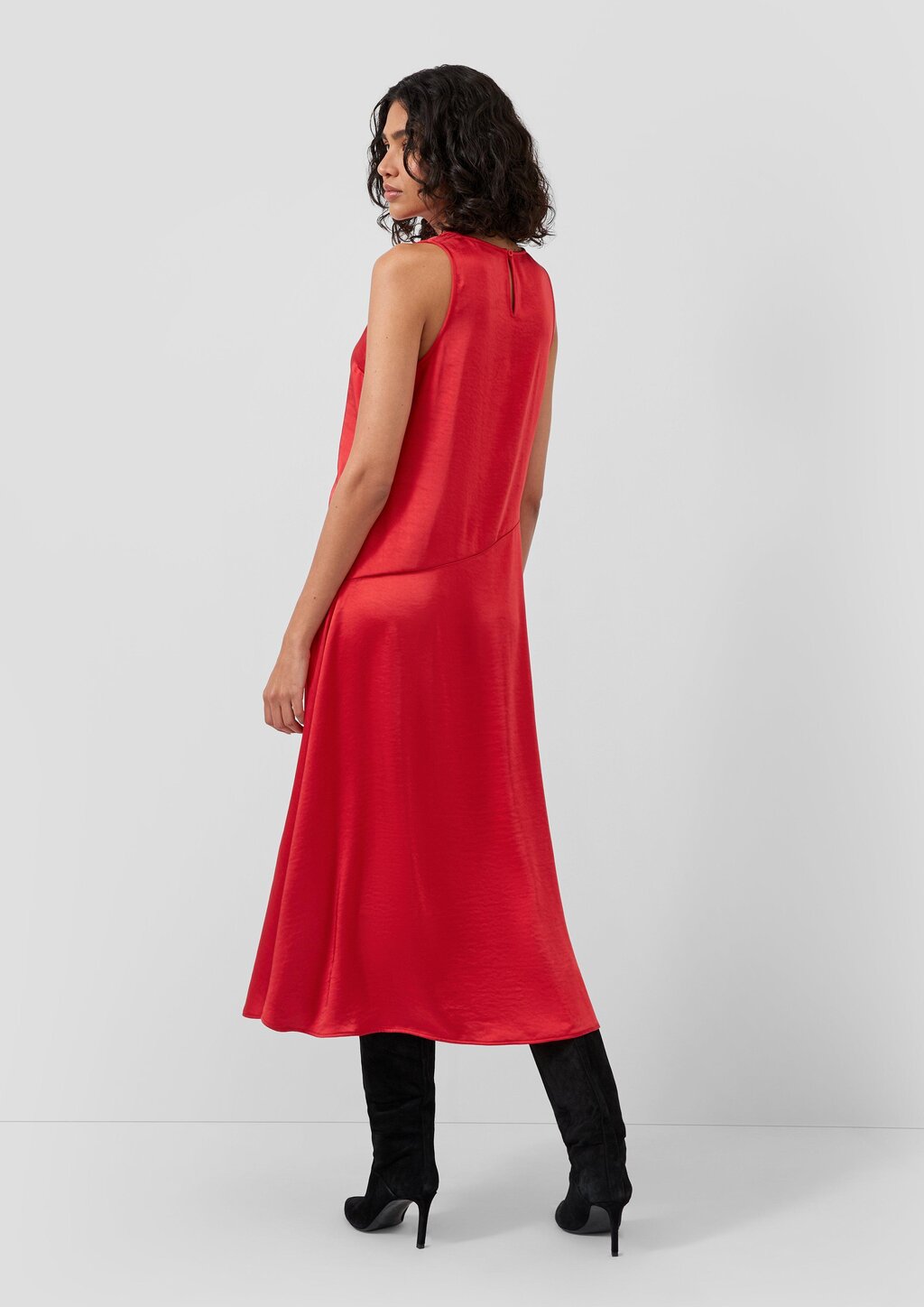 Ärmelloses Satinkleid mit diagonaler Ziernaht