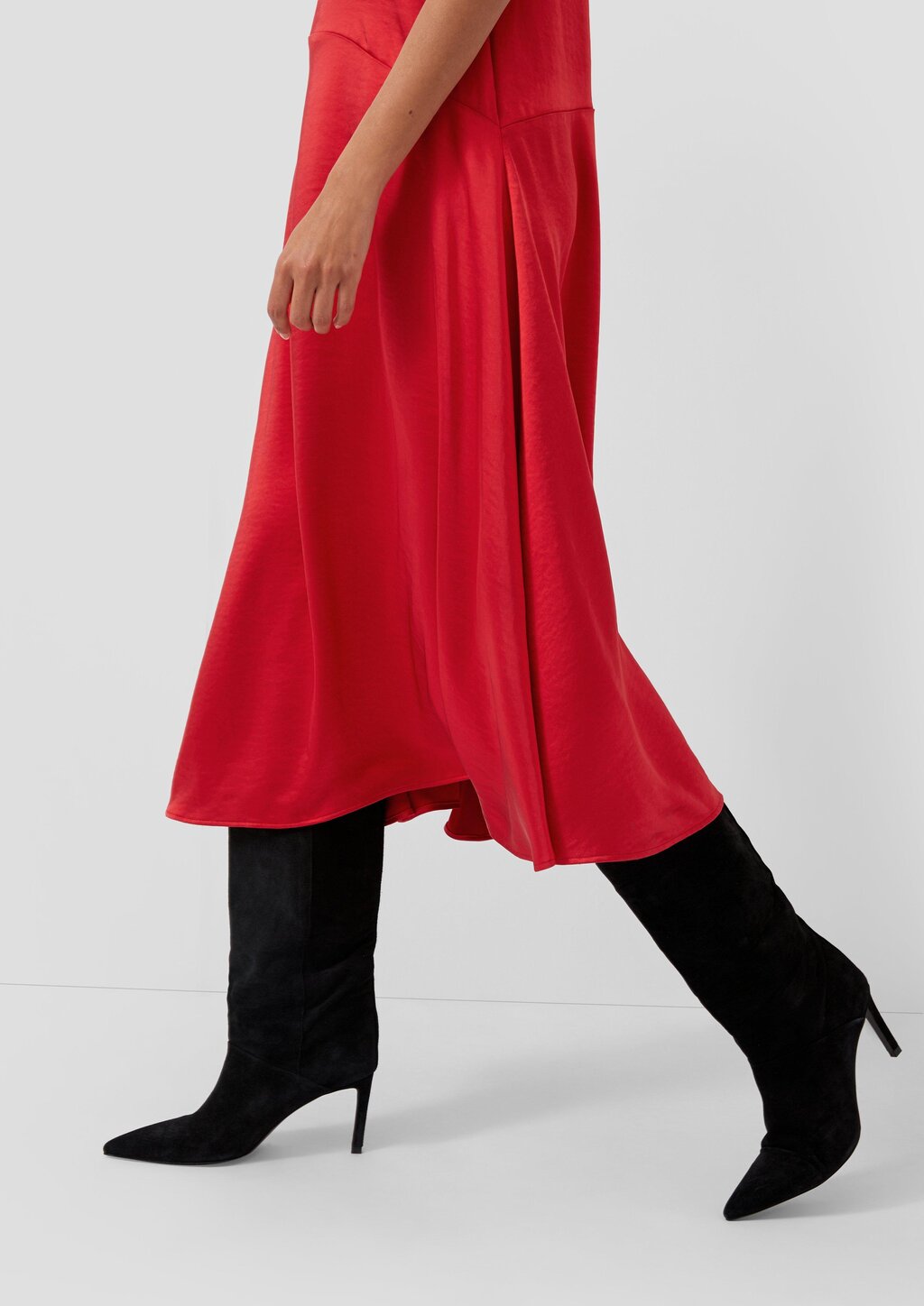 Ärmelloses Satinkleid mit diagonaler Ziernaht