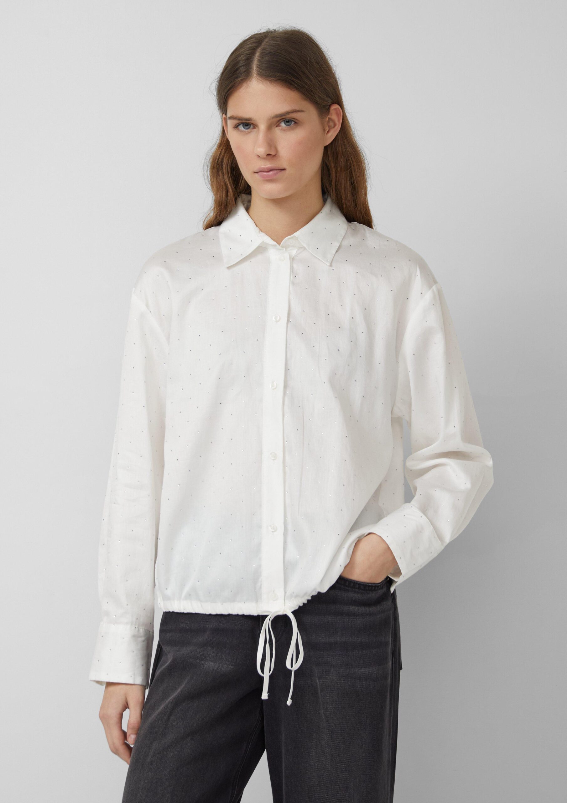 Hemdbluse mit Glitzersteinen und Schnürung am Saum