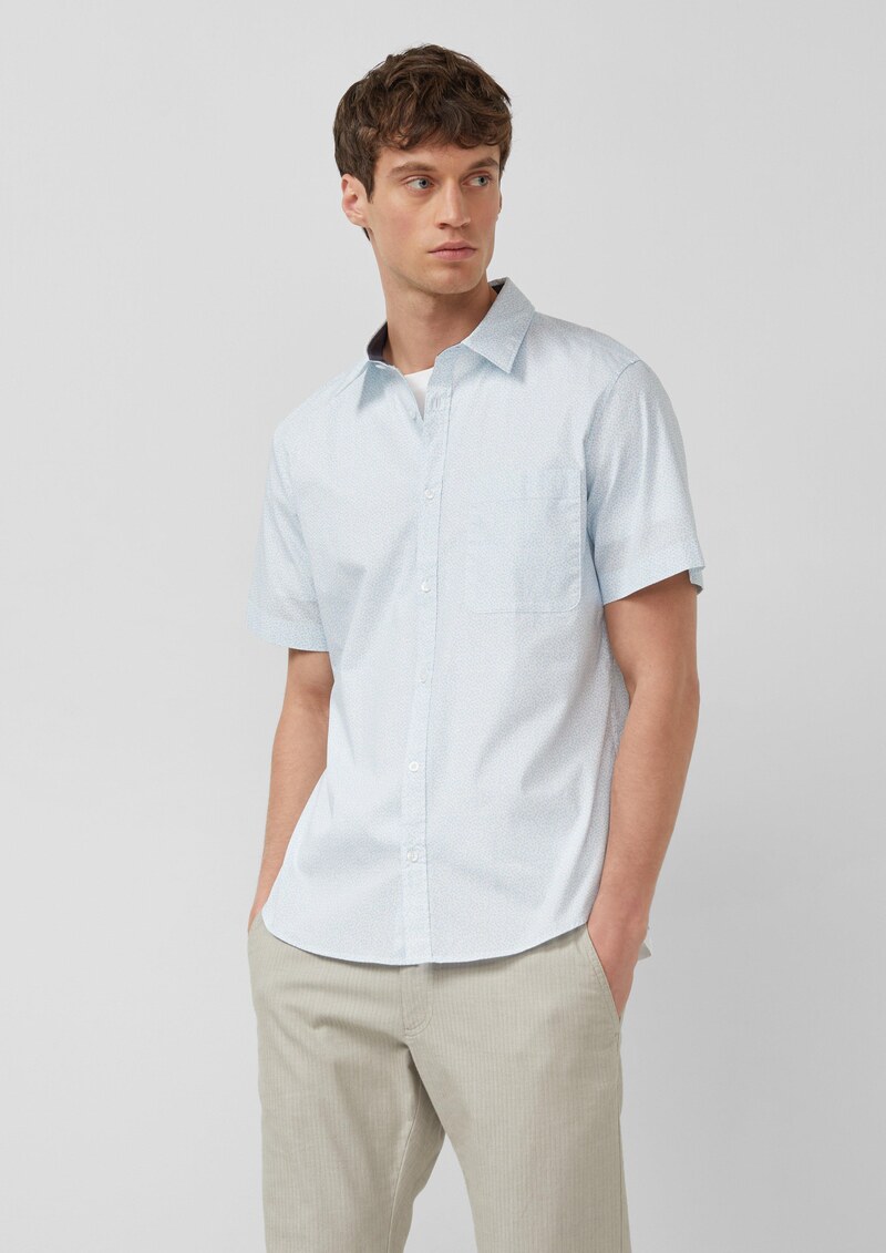 Slim Fit: Leichtes Kurzarm-Hemd mit Brusttasche und Print