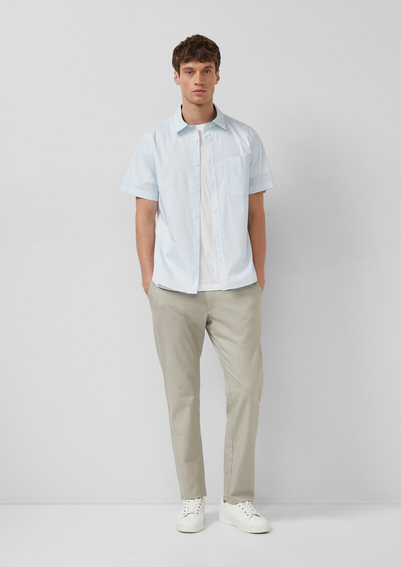 Slim Fit: Leichtes Kurzarm-Hemd mit Brusttasche und Print