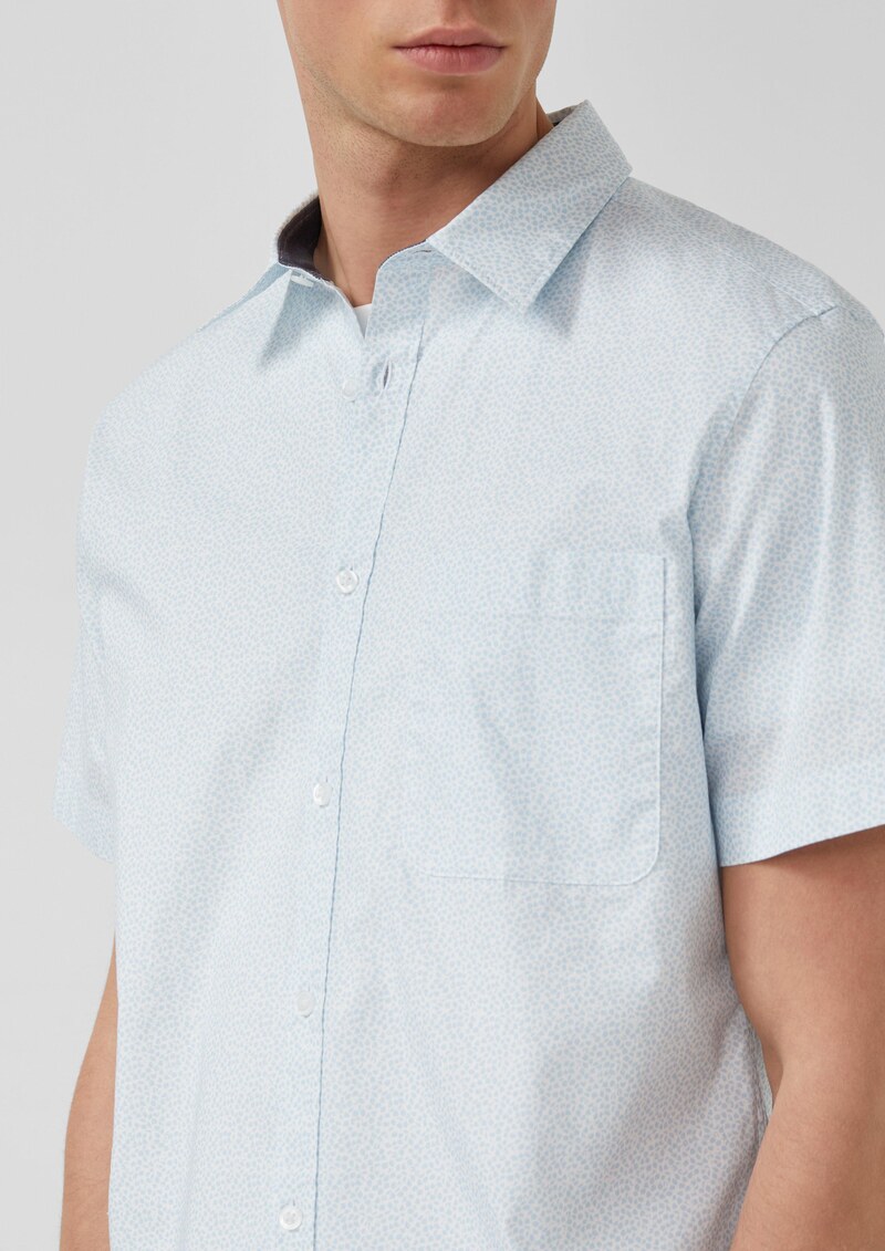 Slim Fit: Leichtes Kurzarm-Hemd mit Brusttasche und Print