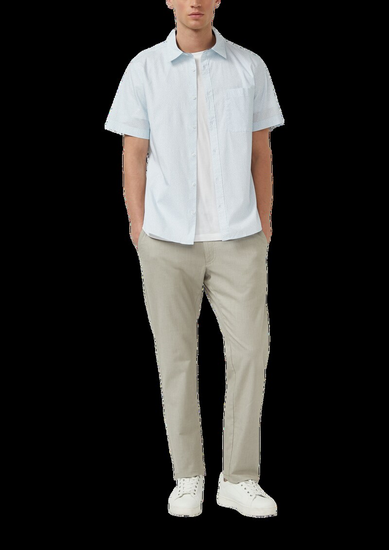 Slim Fit: Leichtes Kurzarm-Hemd mit Brusttasche und Print