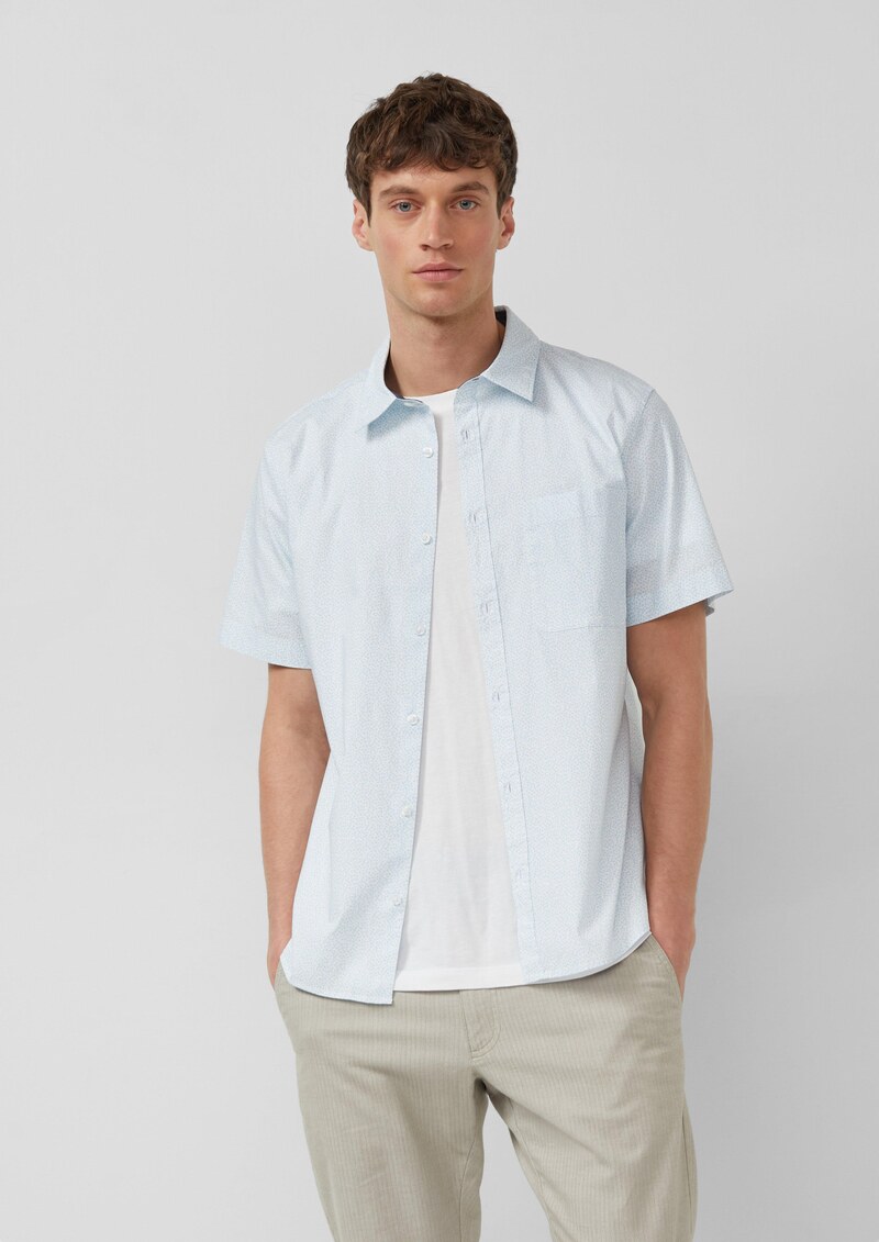 Slim Fit: Leichtes Kurzarm-Hemd mit Brusttasche und Print