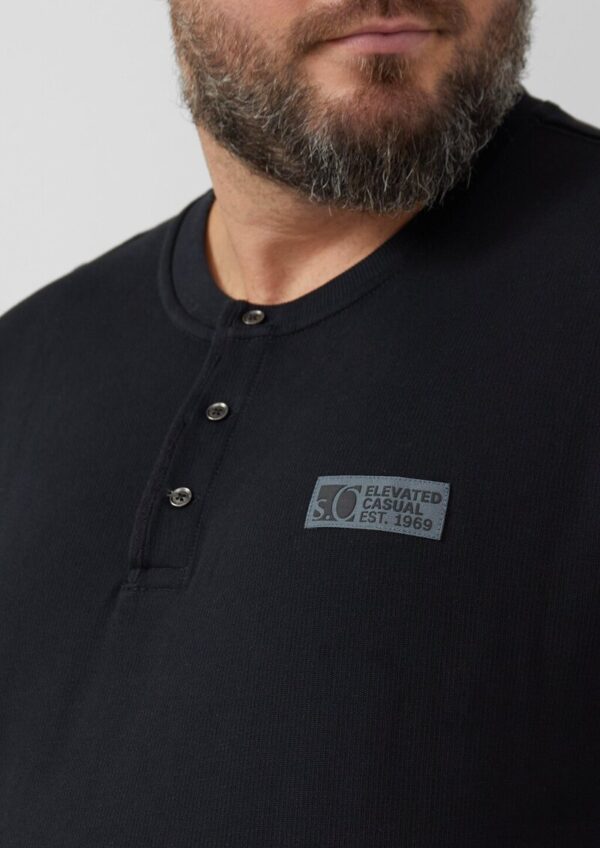 Geripptes Henley-Shirt mit Label-Patch