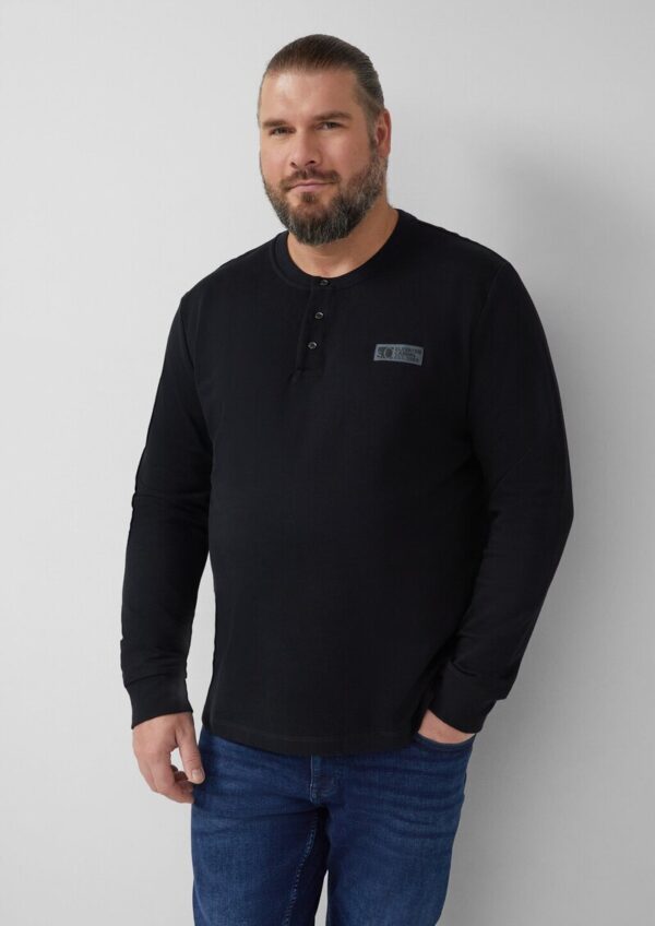Geripptes Henley-Shirt mit Label-Patch