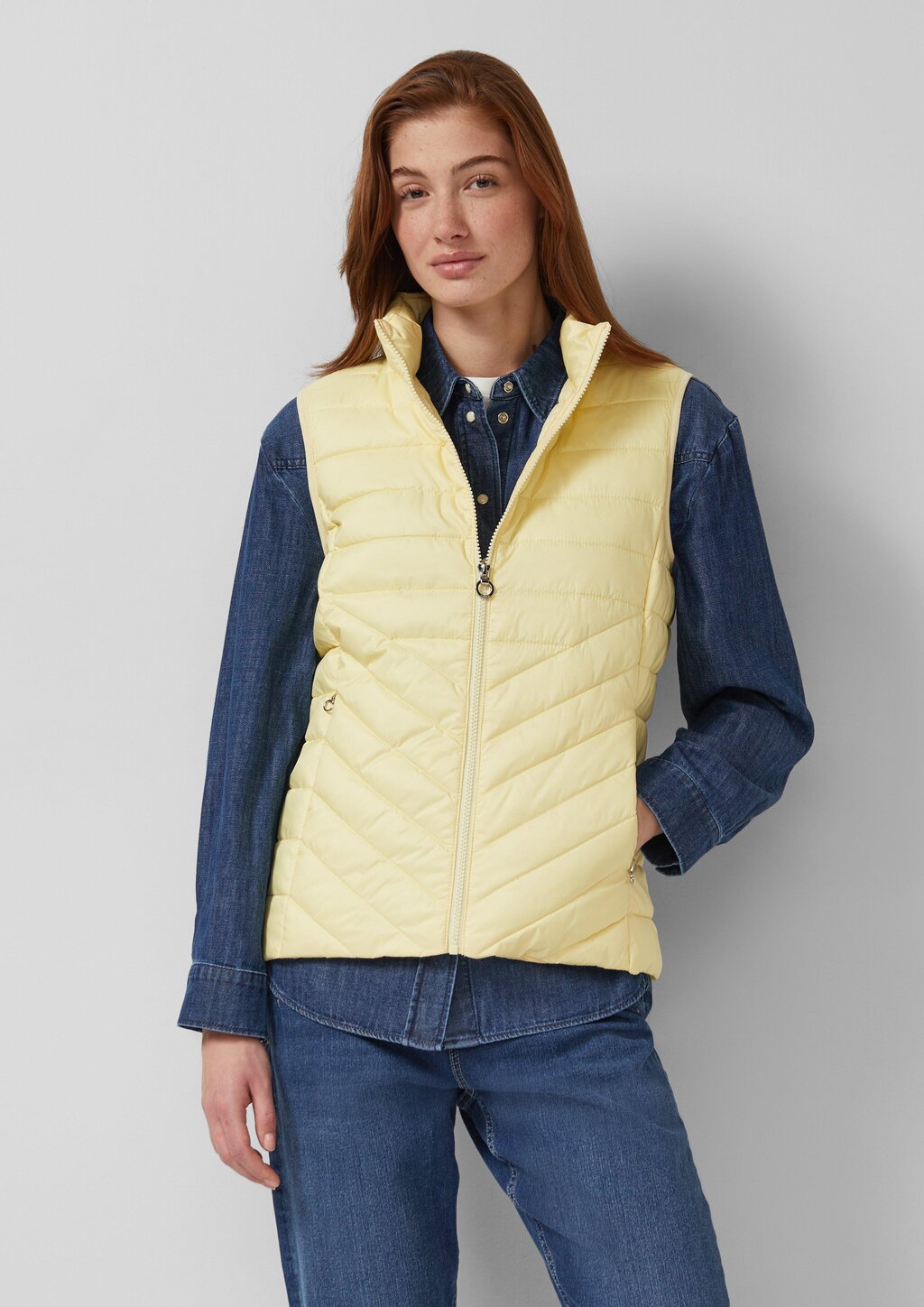 Leichte Steppweste mit Stehkragen und Packfunktion