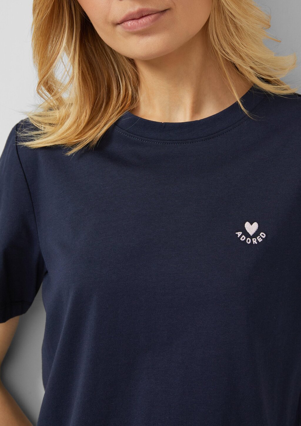 Jersey-T-Shirt im Regular Fit mit Herz-Stickerei