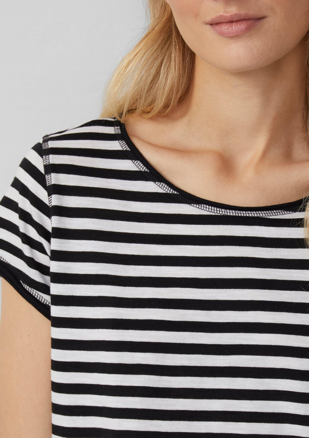 T-Shirt mit Rollkanten und Flammgarnstruktur