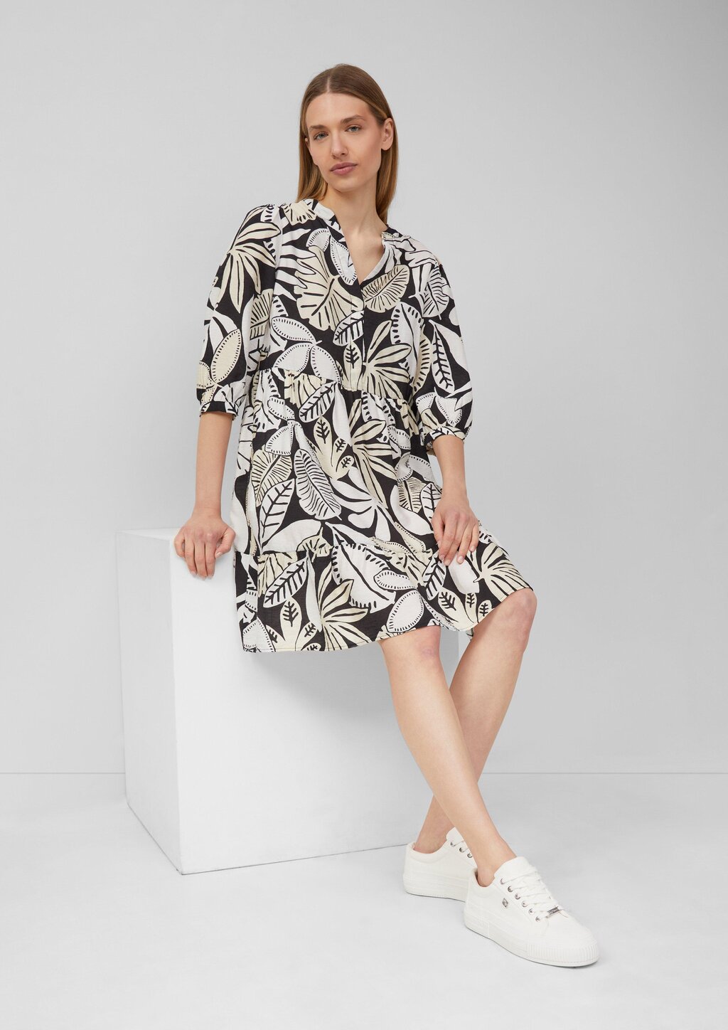 Strukturiertes Kleid aus Viskosemix mit Eingrifftaschen