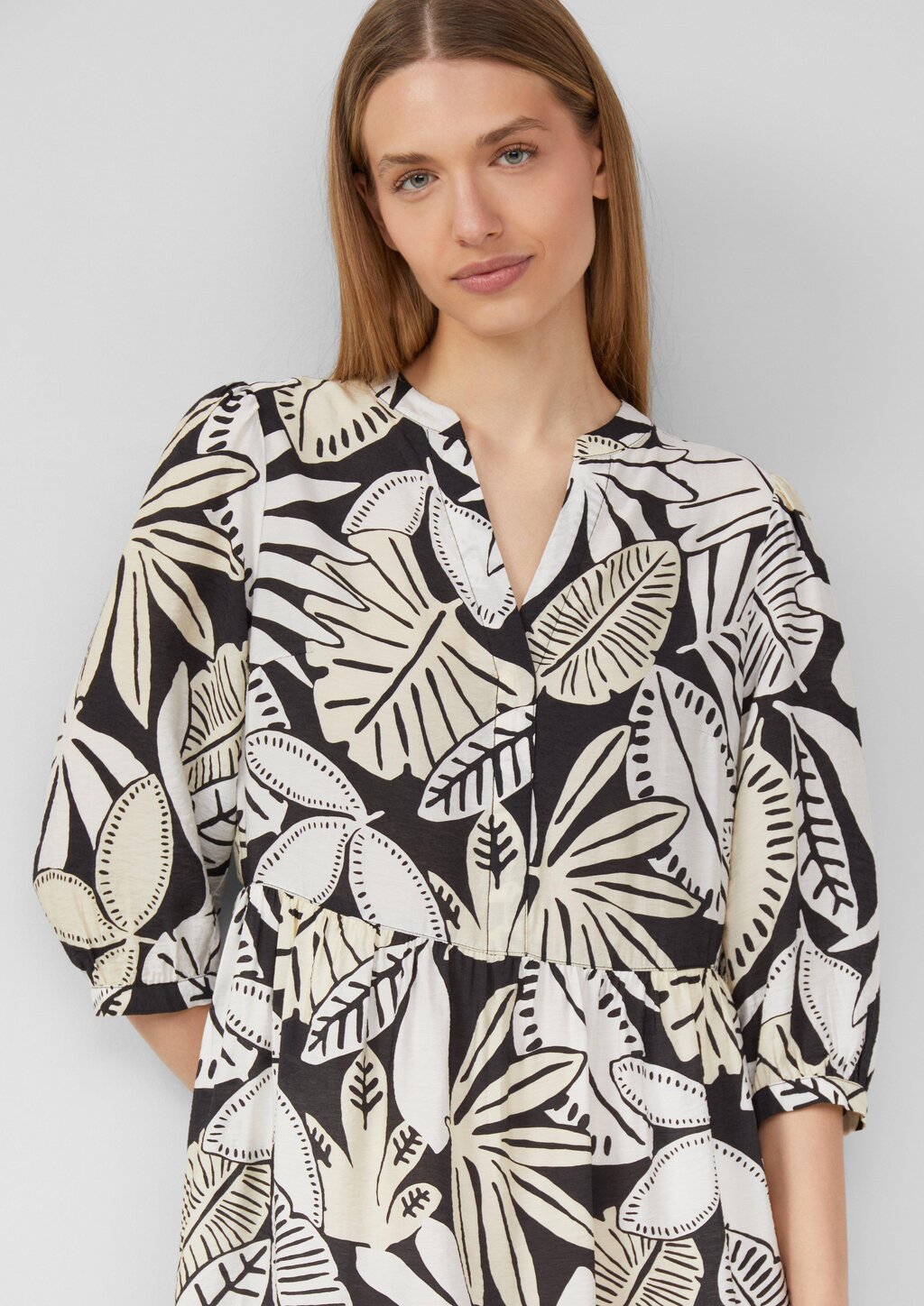 Strukturiertes Kleid aus Viskosemix mit Eingrifftaschen