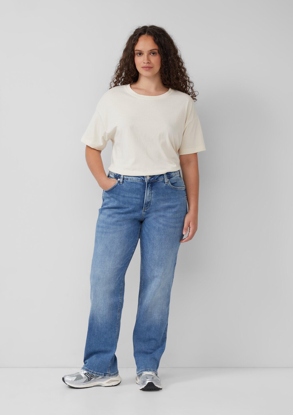 Jeans / Slim Fit / Mid Rise / Straight Leg