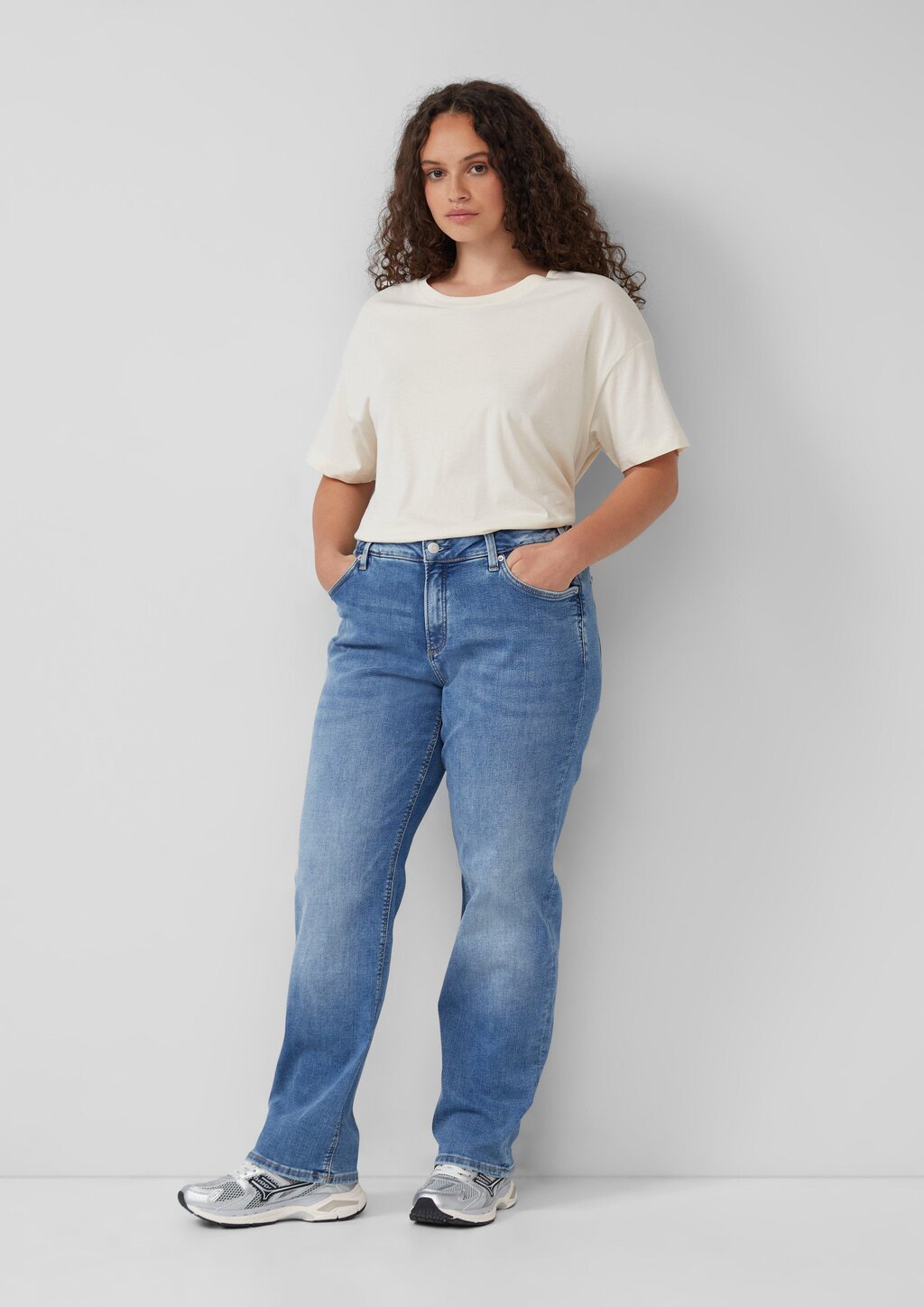 Jeans / Slim Fit / Mid Rise / Straight Leg