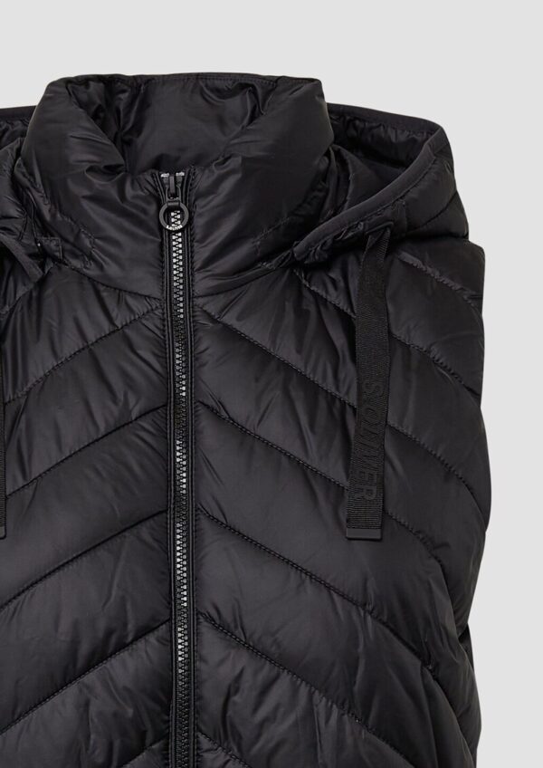 Wattierte lange Outdoor-Weste mit Kapuze