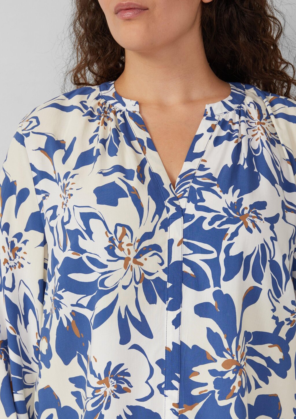 Tunikabluse aus Viskosemix mit All-over-Print