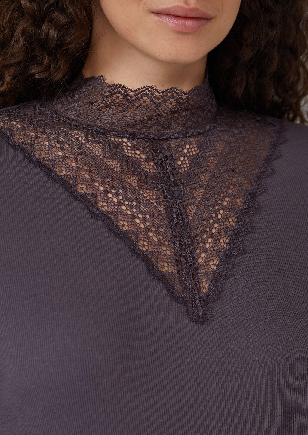 Rippshirt mit Spitzeneinsatz