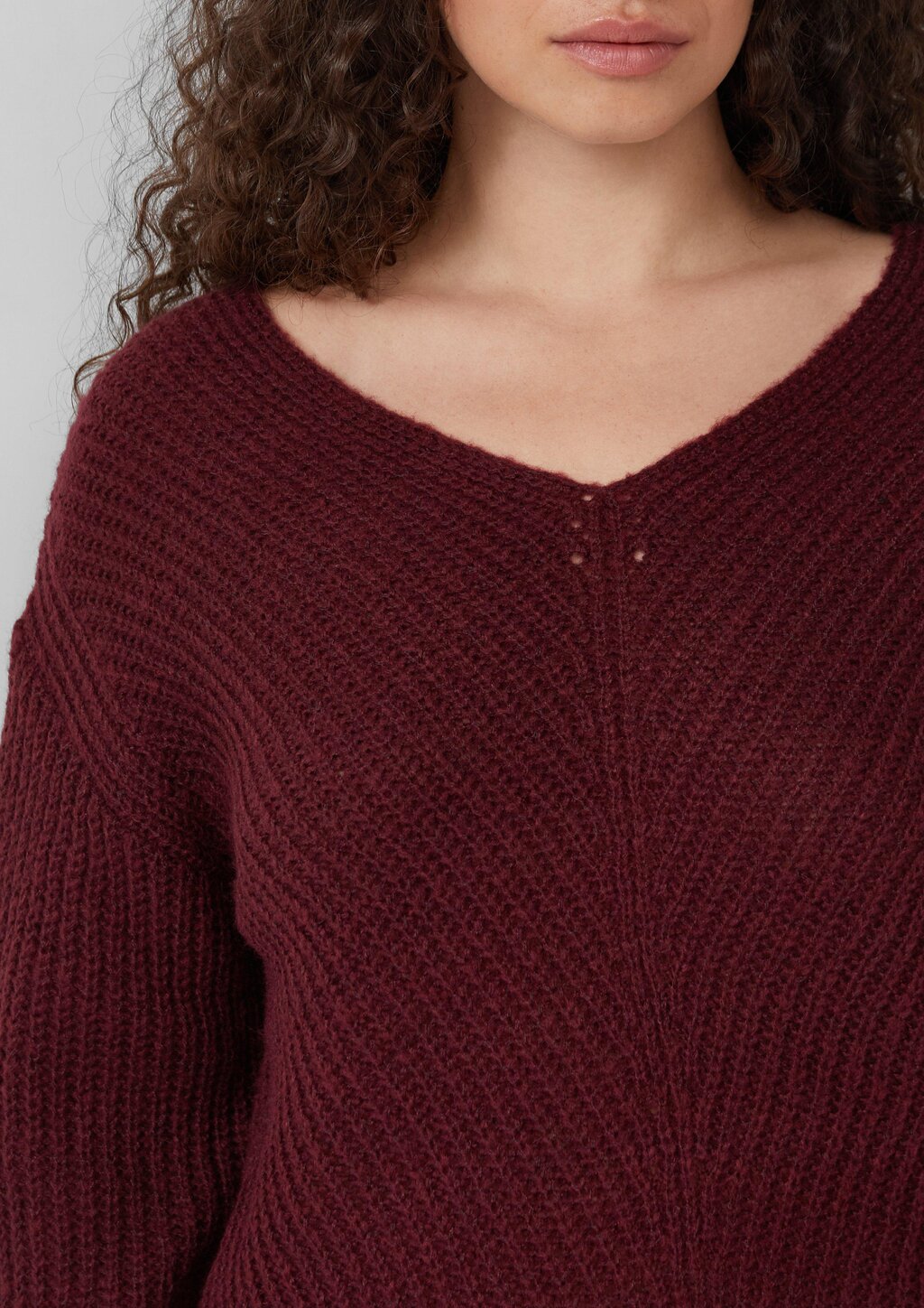 Melierter Pullover mit überschnittener Schulter