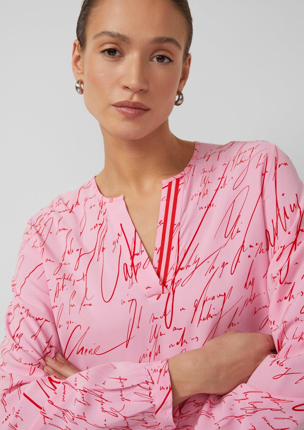 Viskose-Bluse mit V-Ausschnitt und All-over-Print