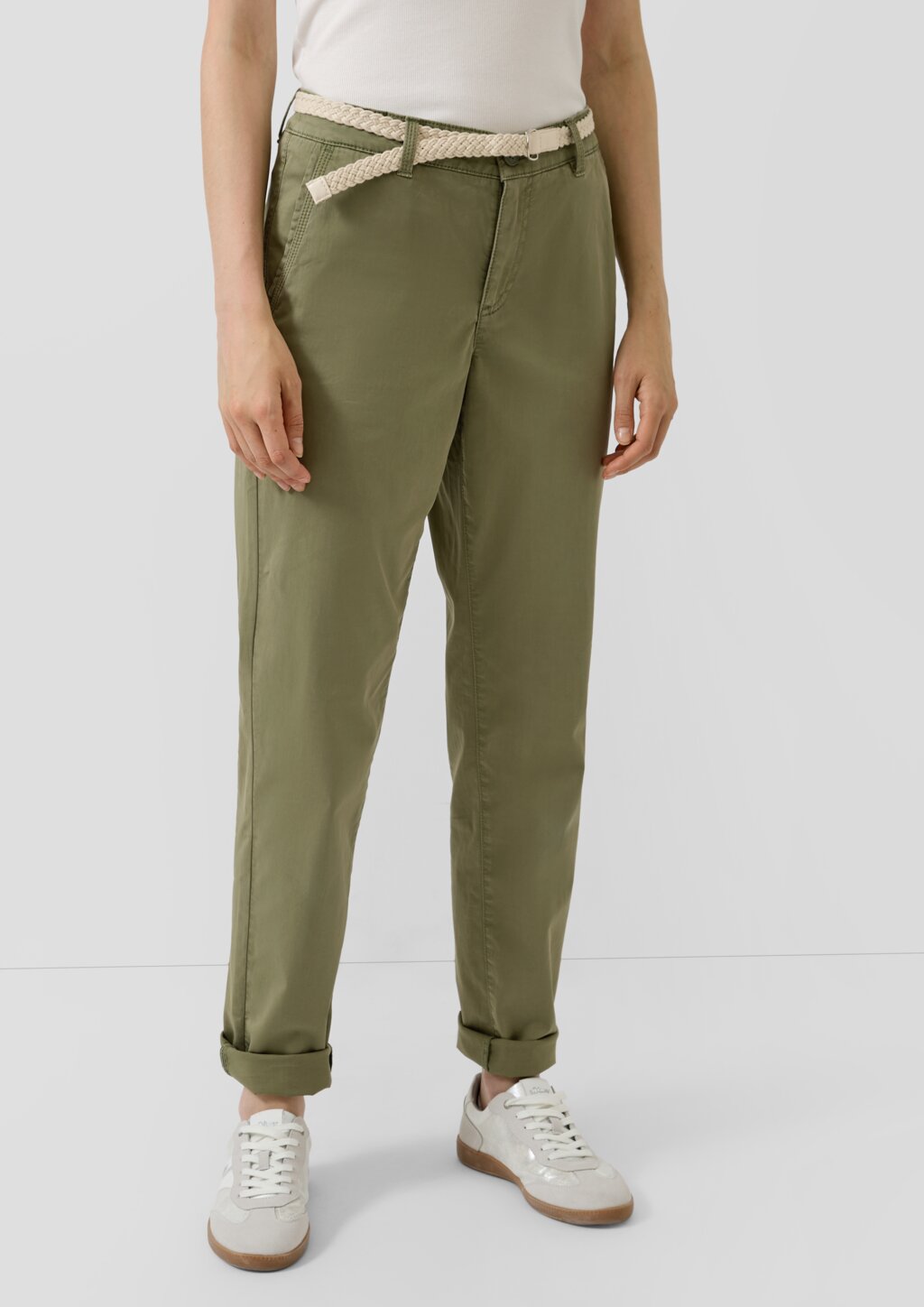 Gewaschene Chino mit Gürtel