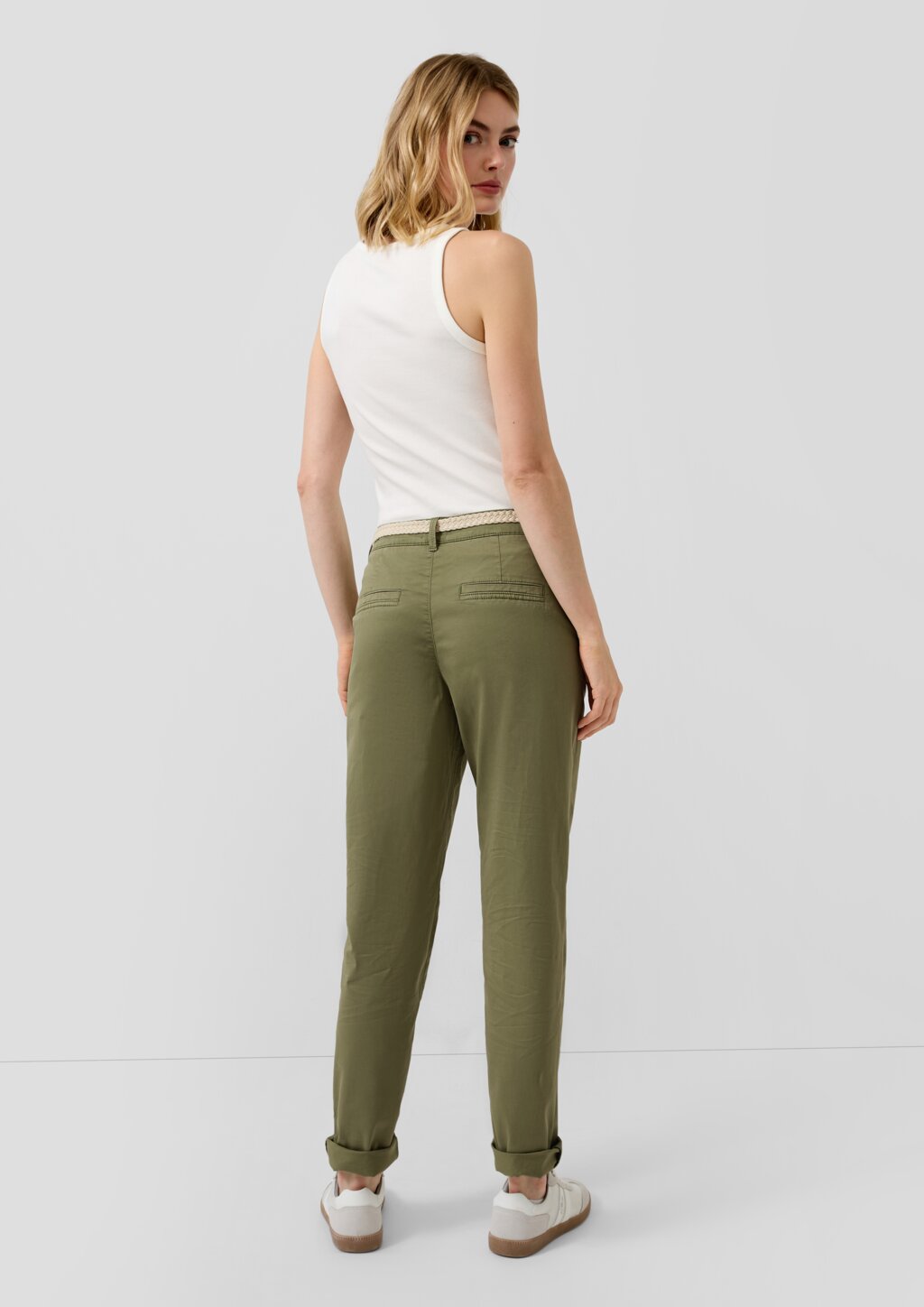 Gewaschene Chino mit Gürtel