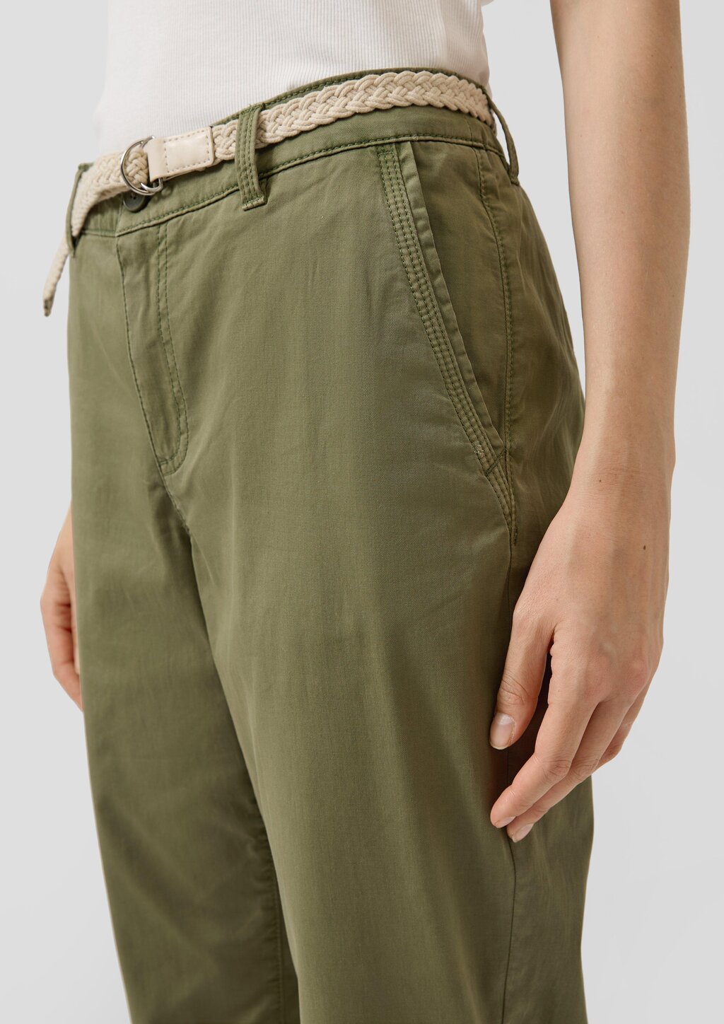 Gewaschene Chino mit Gürtel