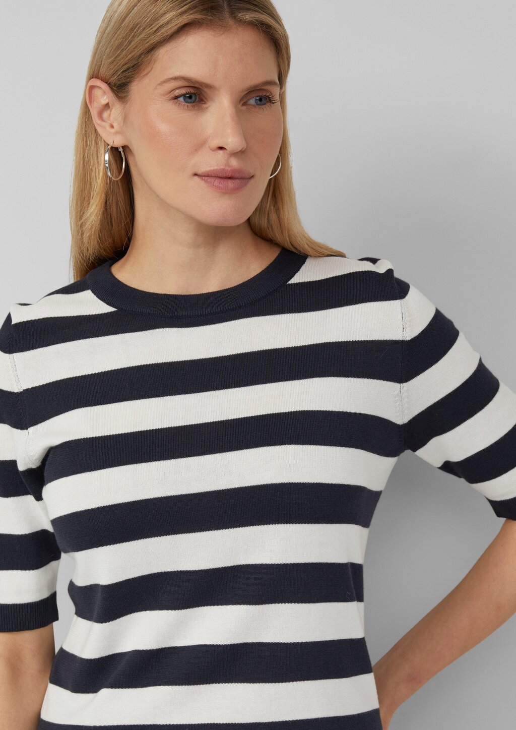 Gestreifter Feinstrickpullover