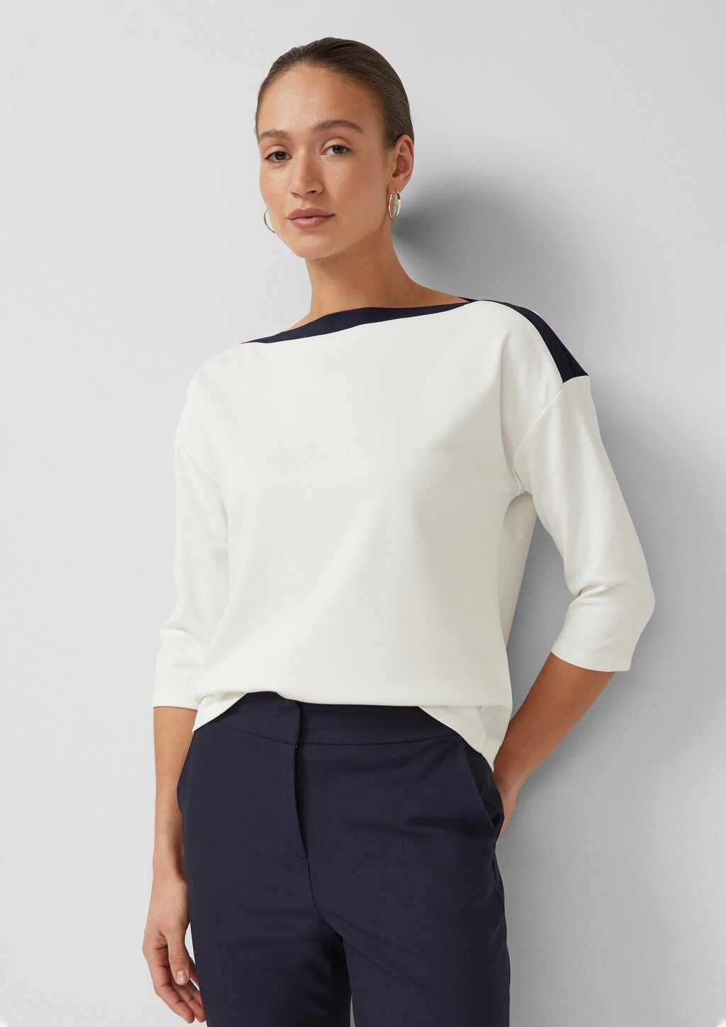 Viskose-Shirt im Relaxed Fit mit U-Boot-Ausschnitt und Kontrast-Details