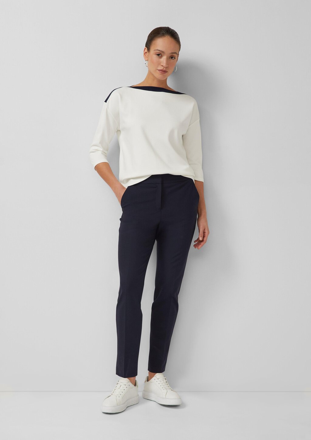 Viskose-Shirt im Relaxed Fit mit U-Boot-Ausschnitt und Kontrast-Details