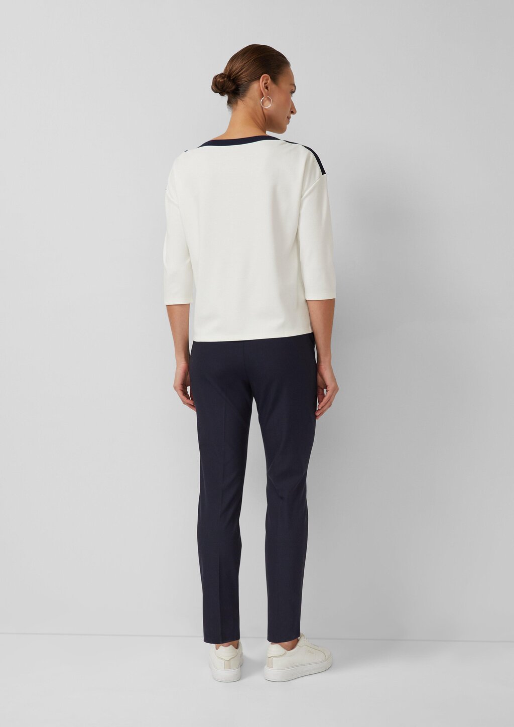 Viskose-Shirt im Relaxed Fit mit U-Boot-Ausschnitt und Kontrast-Details