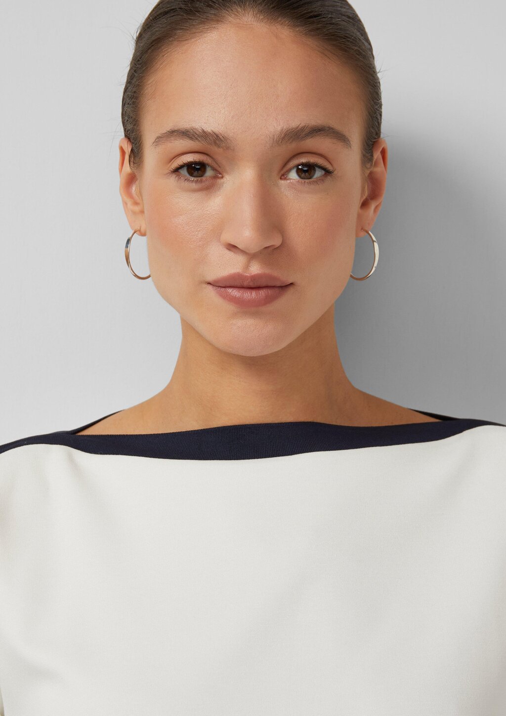 Viskose-Shirt im Relaxed Fit mit U-Boot-Ausschnitt und Kontrast-Details