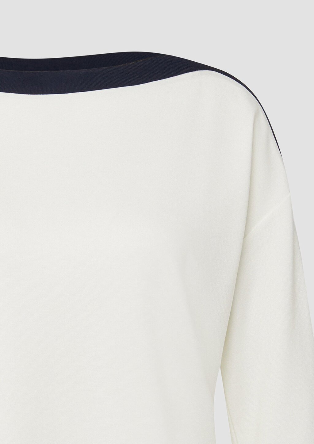 Viskose-Shirt im Relaxed Fit mit U-Boot-Ausschnitt und Kontrast-Details