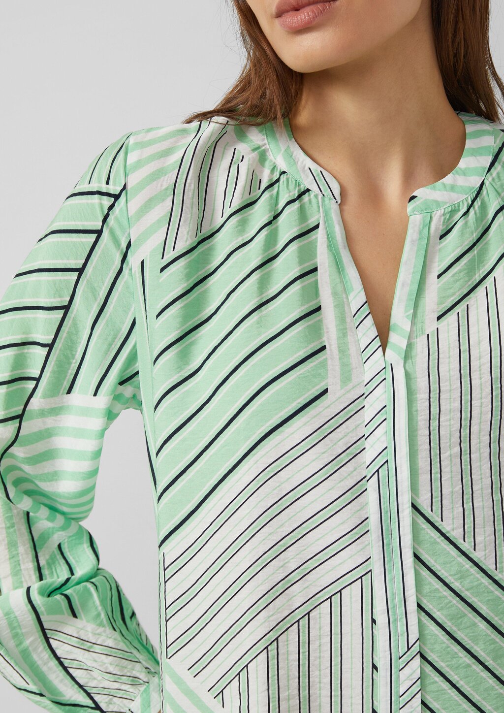 Viskosebluse mit Raffung und All-over-Print