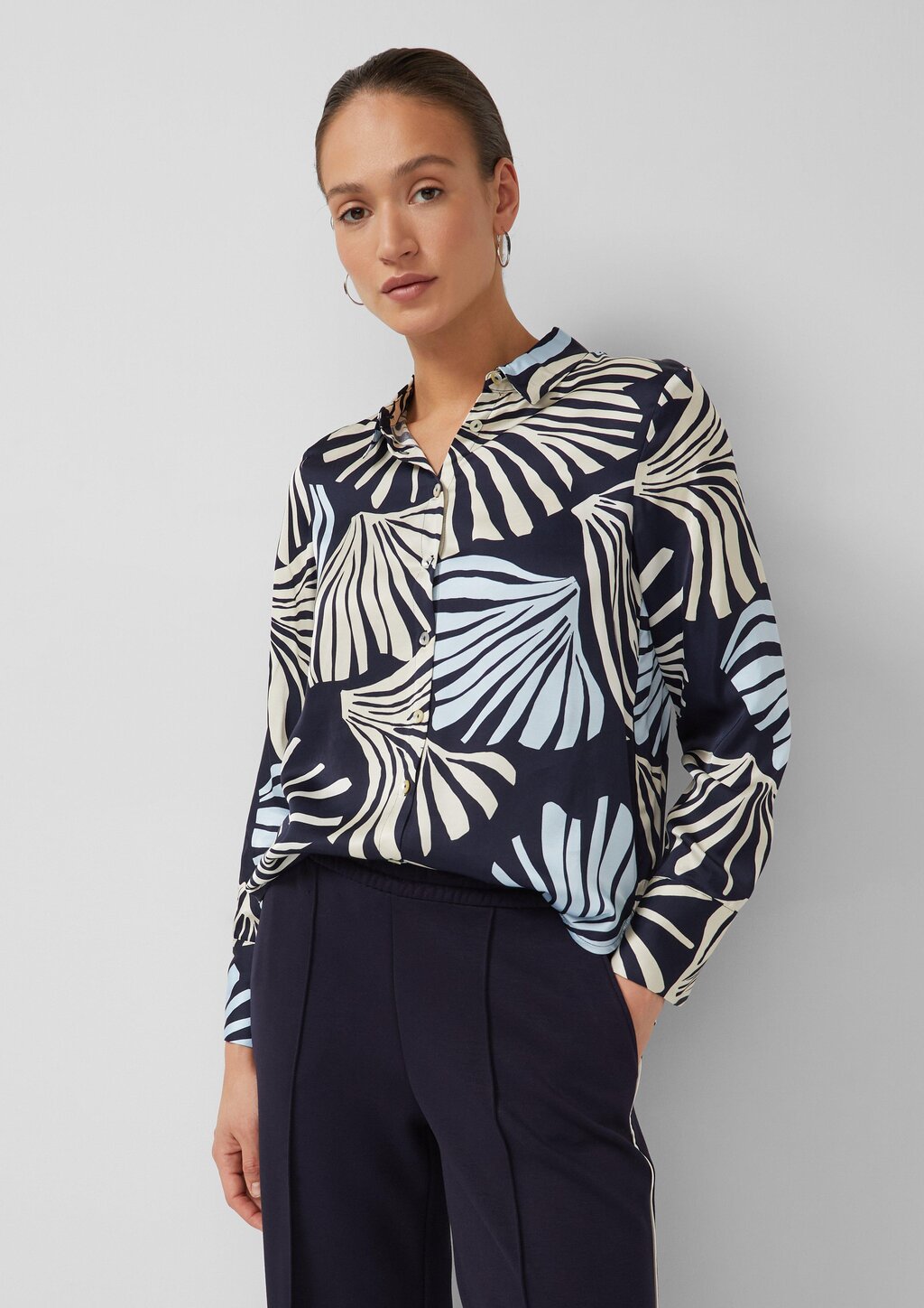 Satinierte Viskose-Bluse mit All-over-Print und Manschetten