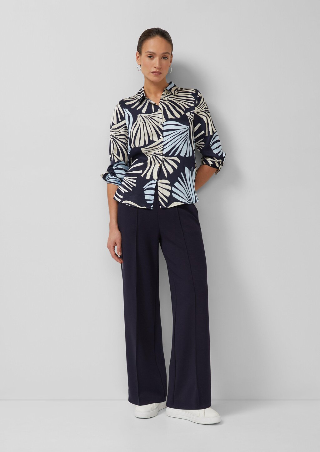 Satinierte Viskose-Bluse mit All-over-Print und Manschetten