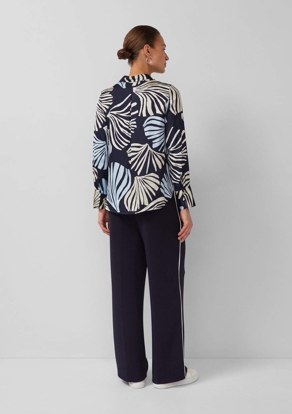 Satinierte Viskose-Bluse mit All-over-Print und Manschetten