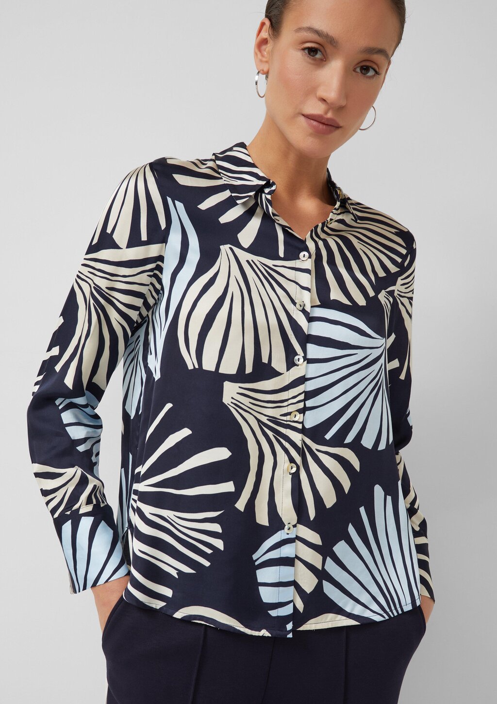 Satinierte Viskose-Bluse mit All-over-Print und Manschetten