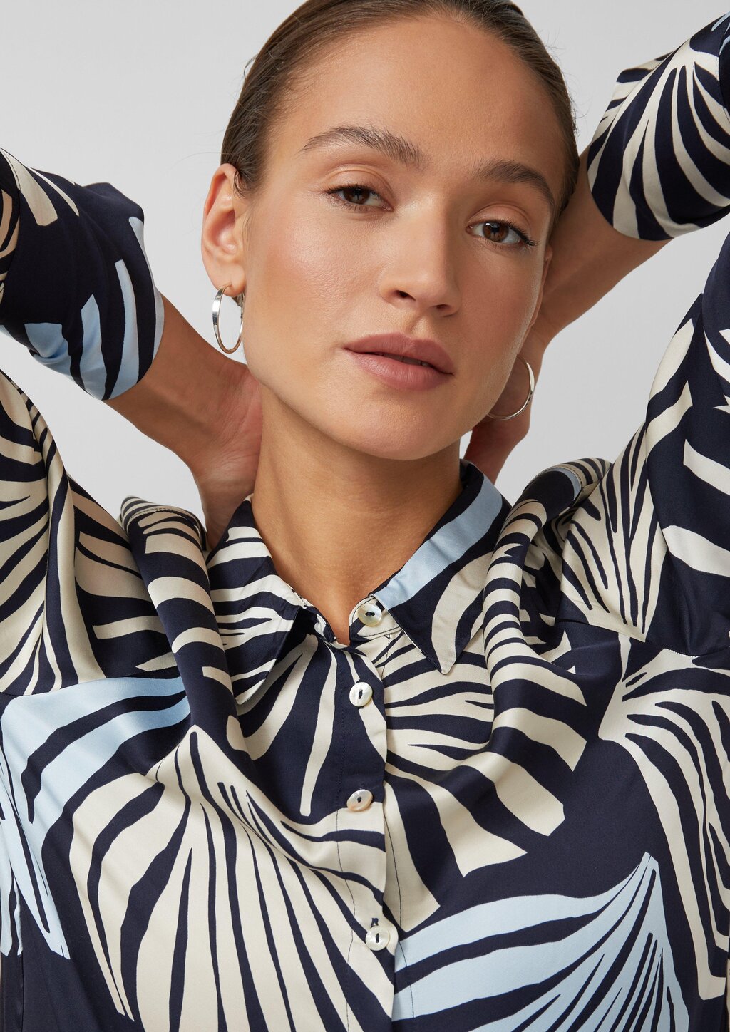 Satinierte Viskose-Bluse mit All-over-Print und Manschetten