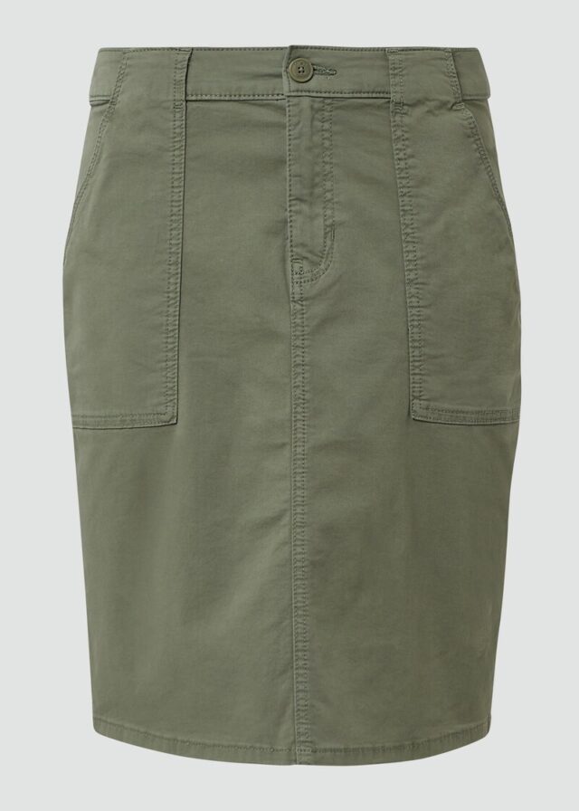 Kurzer Rock mit aufgesetzten Taschen