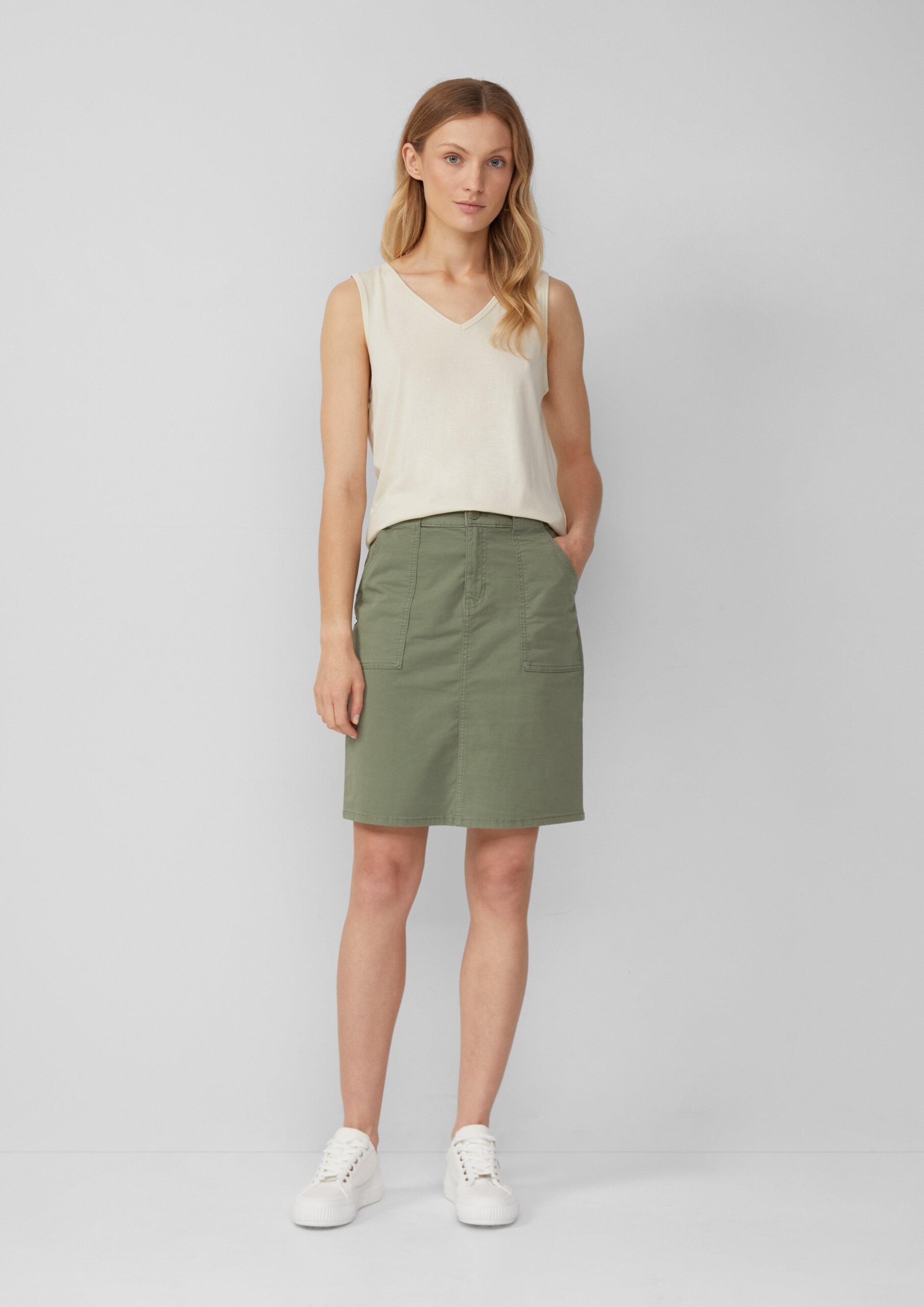 Kurzer Rock mit aufgesetzten Taschen