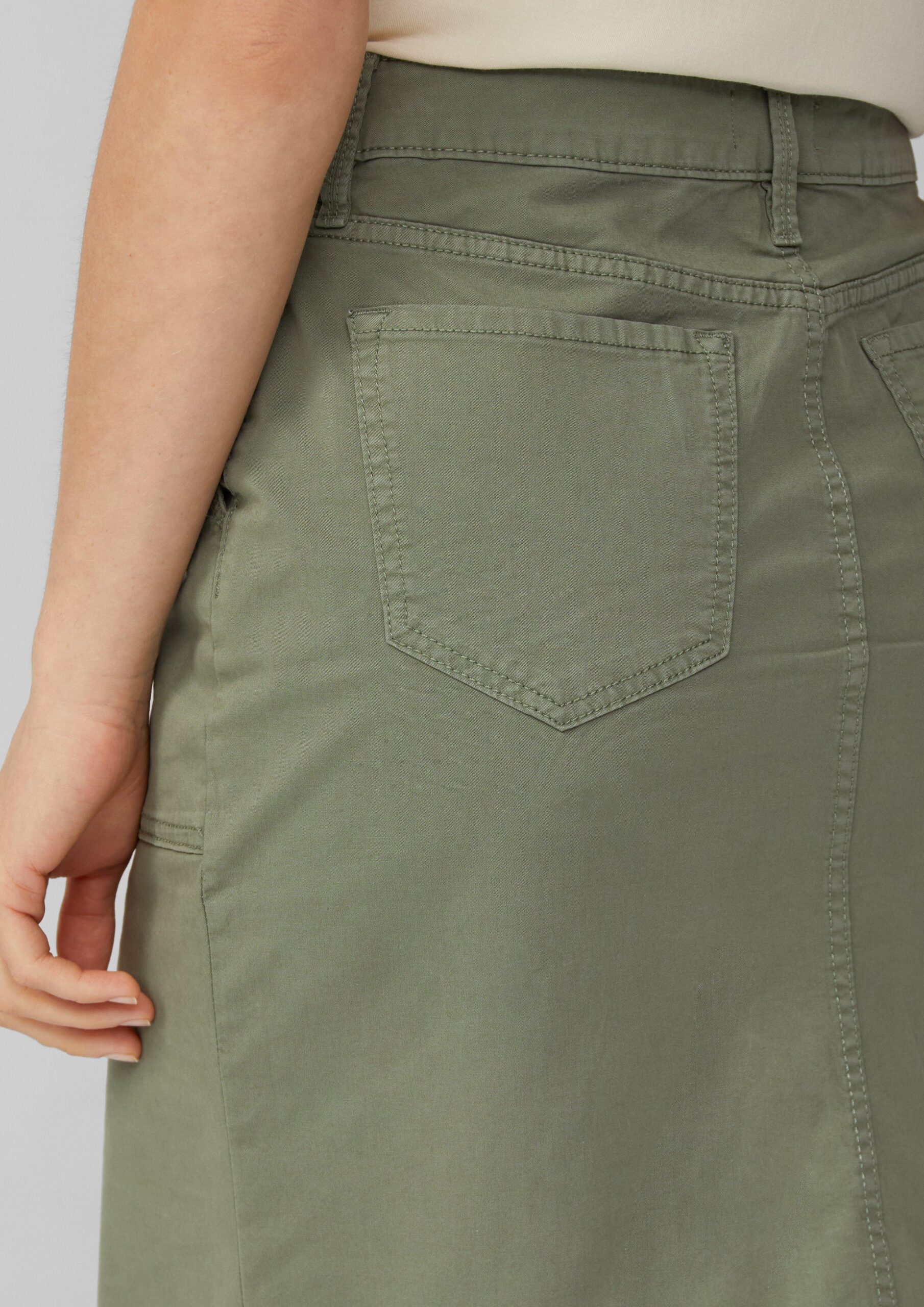 Kurzer Rock mit aufgesetzten Taschen