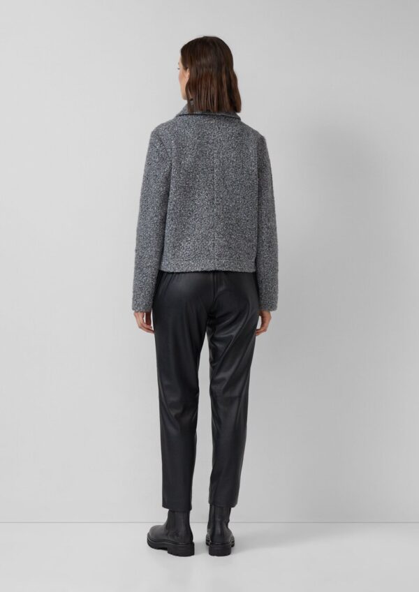 Kurze Jacke mit Hemdkragen und Druckknöpfen