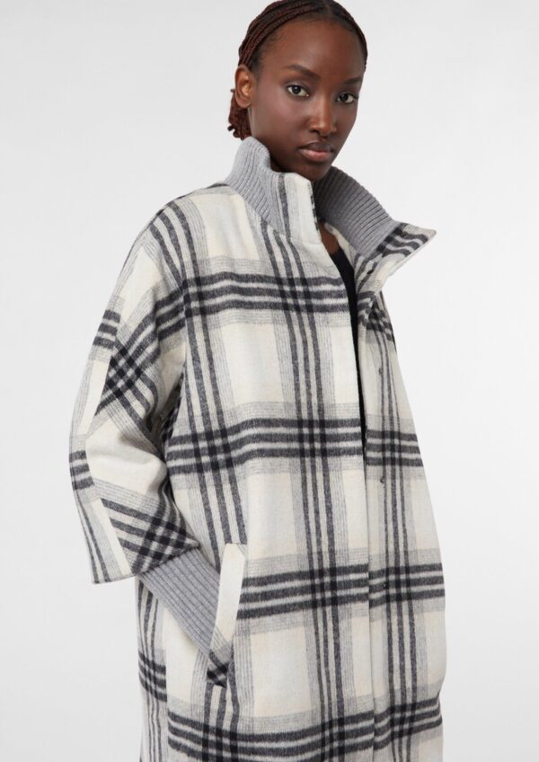 Karierter Mantel mit Strick-Details