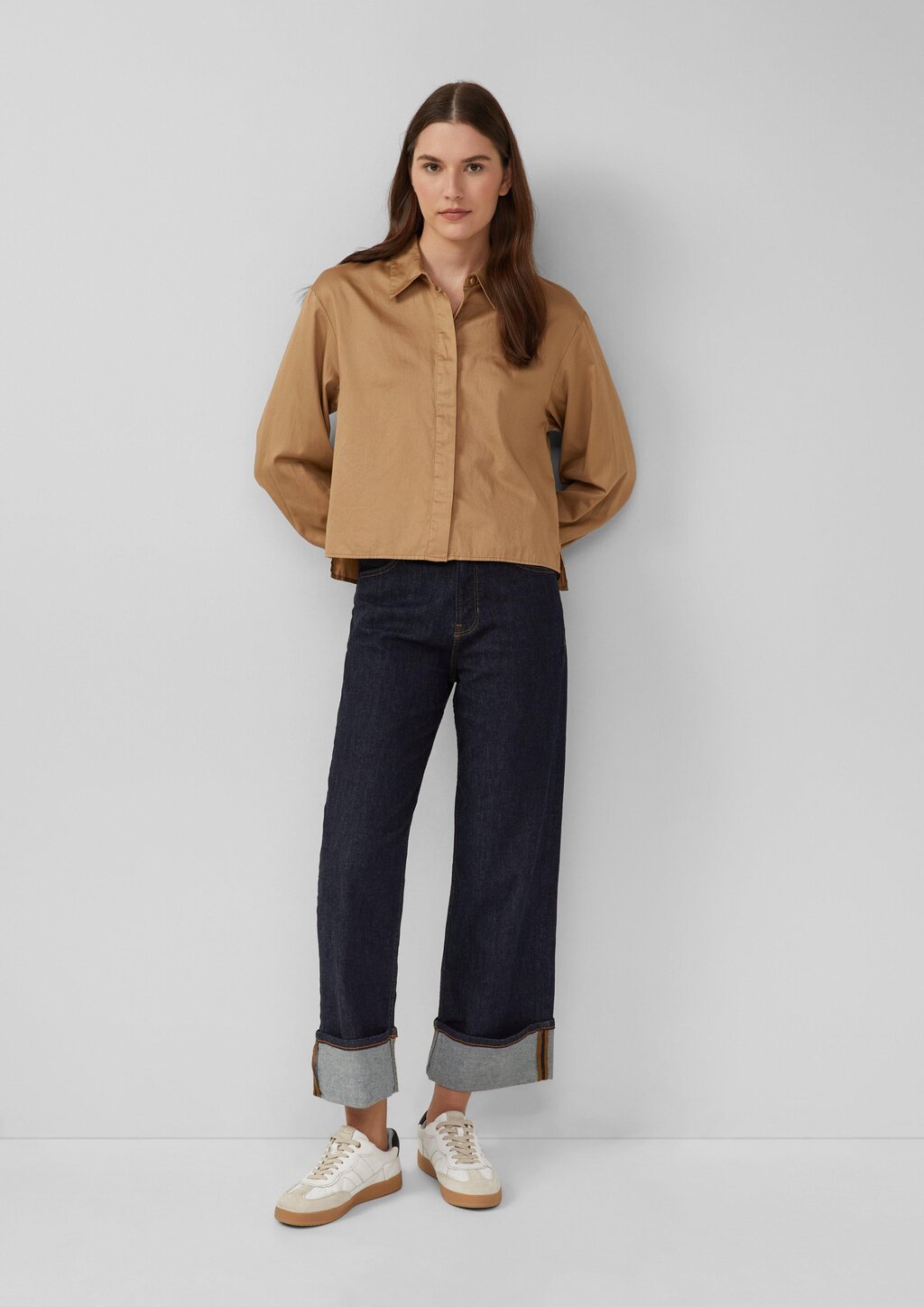 Verkürzte Bluse mit verdeckter Knopfleiste