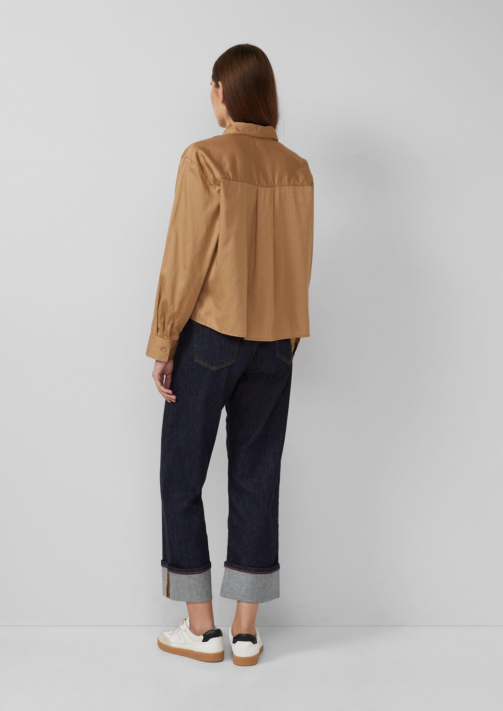 Verkürzte Bluse mit verdeckter Knopfleiste