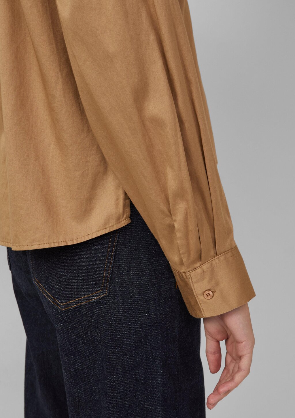 Verkürzte Bluse mit verdeckter Knopfleiste