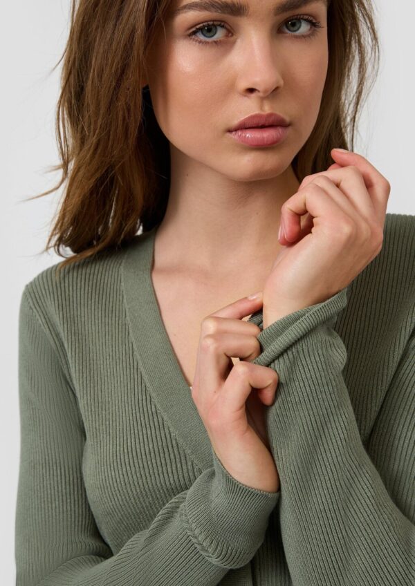 Gerippte Strickjacke aus Viskosemix