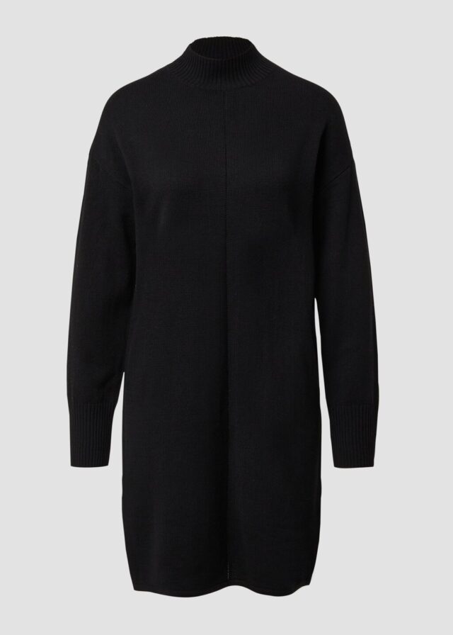 Kurzes Strickkleid mit Stehkragen und Naht-Details