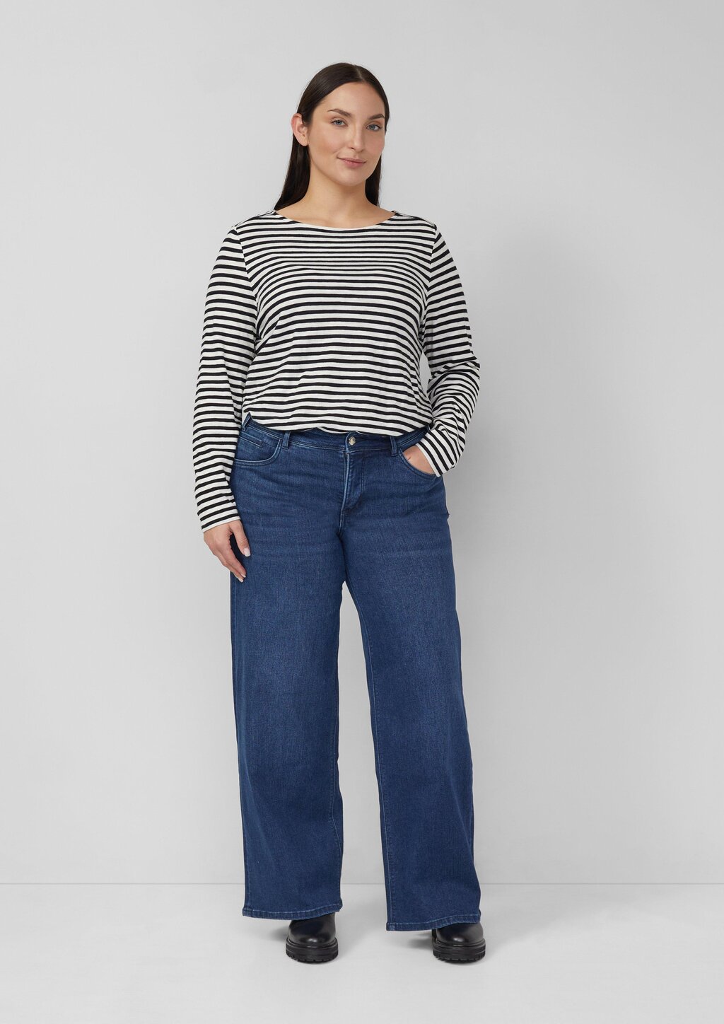 Jeans / Relaxed Fit / Mid Rise / Wide Leg
