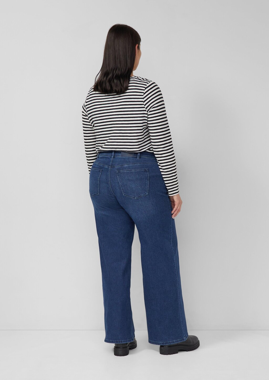 Jeans / Relaxed Fit / Mid Rise / Wide Leg