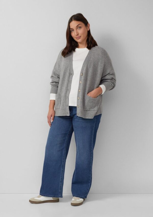 Locker geschnittene Strickjacke mit dekorativen Knöpfen